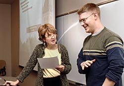 Accounting professor Sue Ravenscroft visits
with a student prior to the start of class earlier this week.